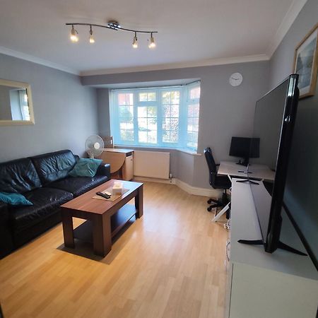 Апартаменты 2 Bed Flat Near Station With Parking&Comgarden Саттон Экстерьер фото