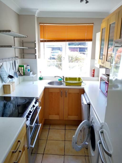 Апартаменты 2 Bed Flat Near Station With Parking&Comgarden Саттон Экстерьер фото